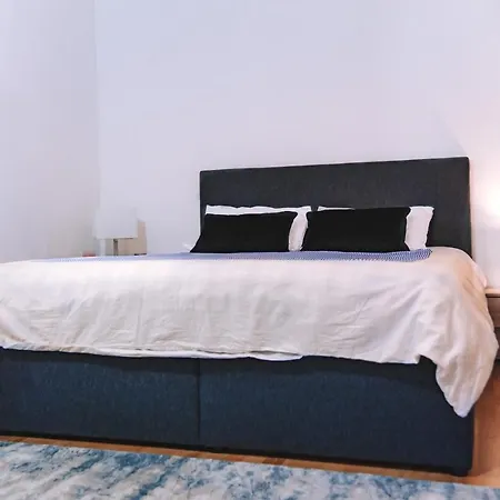 Messe In The Center Of Apartment